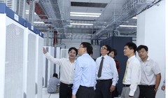 Đại diện Bộ Thông tin và Truyền thông tham quan Trung tâm Chuyển mạch và Dữ liệu Vietnamobile 