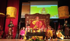 Diễn xướng hầu Thánh Hoàng Mười được tái hiện ngay trên sân khấu của Hội thảo.