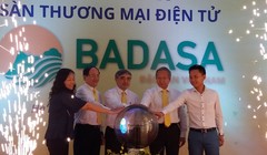 Thứ trưởng Bộ TT&TT Nguyễn Minh Hồng và đại diện lãnh đạo TCT Bưu điện VN, các đơn vị chức năng bấm nút khai trương Sàn giao dịch.