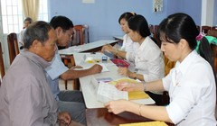 Nhân viên Bưu điện tỉnh thực hiện việc chi trả thủ tục hành chính tại phường Phước Mỹ (Tp. Phan Rang-Tháp Chàm).