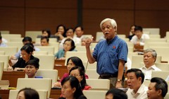 ĐBQH Dương Trung Quốc cho rằng việc quản lý Uber và Grab đang làm nảy sinh xung đột lợi ích và nhất là xung đột với mục tiêu quản lý của nhà nước trên cơ sở quy hoạch về số lượng, sẽ làm trầm trọng hơn áp lực quá tải lên hạ tầng và ách tắc giao thông.