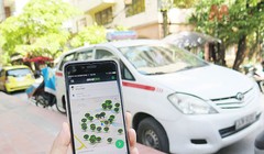 Kinh doanh taxi có lợi thế lớn là đón khách ở ngoài đường không cần đặt trước. Hành khách dễ dàng nhận biết xe taxi, đây lợi thế của xe taxi mà xe hợp đồng muốn cũng không thể có được.