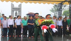  Bộ trưởng Trương Minh Tuấn dẫn đầu đoàn công tác đặt vòng hoa, dâng hương tưởng niệm các anh hùng liệt sỹ tại Nghĩa trang quốc gia Đường 9. Ảnh: Quang Thành