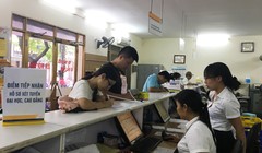 Bưu điện chấp nhận và gửi hồ sơ xét tuyển của thí sinh tới các trường ĐH, CĐ, TC theo yêu cầu của thí sinh, đồng thời thanh toán tiền lệ phí xét tuyển của trường được thu qua Bưu điện. Ảnh: VNPost.