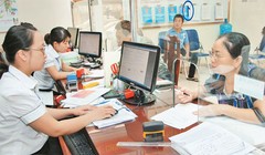 Người dân đến làm thủ tục hành chính tại Quận Long Biên. Ảnh: Duy Linh