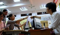 Thí sinh nộp hồ sơ trực tiếp tại Trường ĐH Kinh tế Quốc dân. (Ảnh: Lê Văn - Vietnamnet)