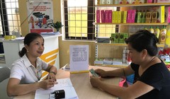 Chị Nguyễn Thị Minh Hòa (áo đen), cụm 4, xã Phụng Thượng, tỏ vẻ nuối tiếc giá như mua bảo hiểm y tế sớm hơn khoảng 1 tháng thì đã có thể tiết kiệm được 80.000 đồng.