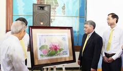 Bộ tem “Kỷ niệm 50 năm thành lập ASEAN (1967-2017)” của Việt Nam do họa sĩ Tô Minh Trang thiết kế. 