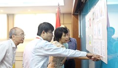 Thành viên Hội đồng duyệt mẫu tem bưu chính "Chào mừng Năm APEC Việt Nam 2017" say mê thảo luận để lựa chọn ra mẫu tem phù hợp với chủ đề và nội dung của Năm APEC Việt Nam 2017. Ảnh: Thảo Anh