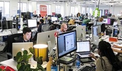 Theo một báo cáo gần đây, có tới 54% nhà tuyển dụng sẵn sàng trả mức lương cao hơn dành cho những ứng viên có các chứng chỉ liên quan đến CNTT. Ảnh minh hoạ: Bloomberg.