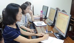 Cán bộ Cục Thuế kiểm tra hồ sơ hoàn thuế điện tử của các đơn vị trên hệ thống máy vi tính. Ảnh: Báo Tuyên Quang