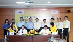 Theo nội dung ký kết, trong lĩnh vực vận tải VNPost ưu tiên sử dụng dịch vụ vận tải đường sắt của VNR trong vận chuyển các sản phẩm hàng hóa, bưu kiện… của mình. Ảnh: M.Đ