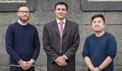 Giáo sư Kourosh Kalantar-zadeh (ở giữa) cùng nhóm nghiên cứu dự án. Ảnh: KT.