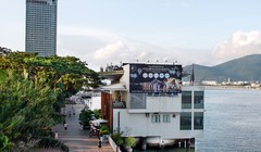 Cà phê Memory (số 7 Bạch Đằng) và khách sạn Novotel (phía sau, trước đây là số 36, 38 Bạch Đằng) được Công ty xây dựng 79 mua lại của TP Đà Nẵng không qua đấu giá - Ảnh: N.P.V.