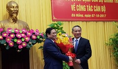 Ông Phạm Minh Chính trao quyết định của Bộ Chính trị phân công ông Trương Quang Nghĩa làm Bí thư Thành uỷ Đà Nẵng. Ảnh: VGP
