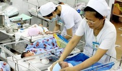 Thời gian tới, các cặp vợ chồng, cá nhân có quyền quyết định về thời gian sinh con, khoảng cách sinh và số con? Ảnh minh hoạ: ĐSPL