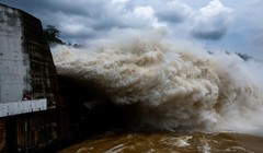 Thủy điện Hòa Bình xả lũ. Ảnh: Nhà máy thủy điện Hòa Bình cung cấp.