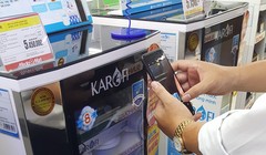 Người tiêu dùng kiểm tra máy lọc nước chính hãng bằng ứng dụng quét mã. Ảnh: MH