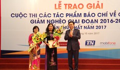 Phó Thủ tướng Vương Đình Huệ trao giải A cho nhóm tác giả đoạt giải. Ảnh: Anh Quang