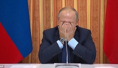 Tổng thống Nga Vladimir Putin ôm mặt cười. Ảnh: DailyMail