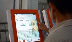 Hành khách sau khi đặt vé có thể thanh toán bằng các hình thức: thẻ tín dụng, thẻ ATM, hoặc tại các điểm thu hộ (các chi nhánh Ngân hàng VIB, các Bưu cục của VNPOST, các nhà Ga). Ảnh: FPT