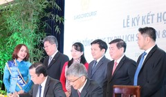 Ông Phạm Đức Long – Tổng giám đốc VNPT và ông Trần Hùng Việt, Tổng Giám đốc Saigontourist ký kết hợp tác chiến lược giữa hai doanh nghiệp. Ảnh: T.Quỳnh