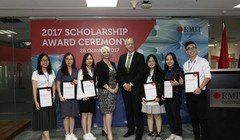 Hiệu trưởng RMIT Việt Nam trao học bổng cho sinh viên tương lai. Ảnh: Vân Đoàn