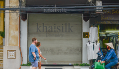 Cửa hàng lụa Khaisilk tại số 113 Hàng Gai đóng cửa sớm ngày 26/10. Ảnh: Vietnamnet