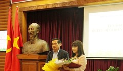 Vụ trưởng Vụ Tổ chức Cán bộ Nguyễn Văn Tấn chúc mừng tân Cục trưởng Văn hóa cơ sở Ninh Thị Thu Hương. Ảnh: bvhttdl.gov.vn