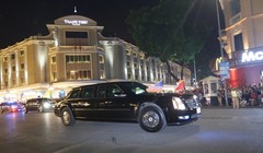 Đoàn xe chở Tổng thống Mỹ Donald Trump di chuyển về nơi tổ chức tiệc chiêu đãi.