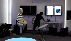 Một khách thăm quan thực hiện cuộc gọi video holographic với bạn bè ở nơi xa trong cuộc thử nghiệm trực tiếp. Ảnh: Huawei.