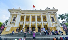 Nhà hát Lớn Hà Nội có chiều dài 87 m, bề ngang trung bình 30 m, phần đỉnh mái cao nhất 34 m so với nền đường, diện tích xây dựng khoảng 2.600 m2.