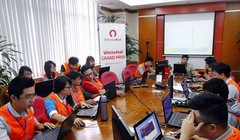 Đội Hỗ trợ kỹ thuật và Giám sát đồng hành cùng các đội thi trong Vòng chung kết WhiteHat Grand Prix 2015. Ảnh: BKAV