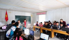 Việc tiếp cận với CNTT góp phần giúp các em thay đổi cuộc sống. Ảnh: Phương Nam