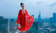 Diễm My diện đầm màu đỏ, phom rộng trên nền chất liệu ren kết hợp chi tiết lông đính kết. Nữ hoàng ảnh lịch vẫn trung thành với kiểu trang điểm, làm tóc cầu kỳ. Ảnh: Trung Tín, Thảo Tiên.