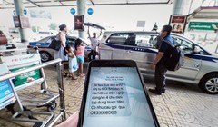 Nhiều hành khách bức xúc về việc thông tin cá nhân bị lộ. Không ít hành khách vừa xuống máy bay, mở điện thoại đã bị các hãng taxi gọi điện chèo kéo mời đi xe, gây phiền hà. Ảnh minh họa: TTO.