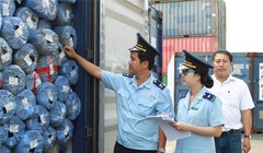 Từ đầu năm 2018, hàng hóa xuất nhập khẩu tại TPHCM sẽ được giám sát tự động. Ảnh minh họa: Hải quan.