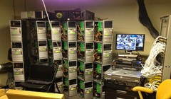 Sức hấp dẫn đến từ đồng tiền điện tử Bitcoin đang khiến cho nhiều người sôi sục, sẵn sàng đổ vài trăm triệu đồng đầu tư thiết bị và mỗi tháng chi tới vài chục triệu đồng tiền điện để “nuôi” dàn máy khủng “đào” Bitcoin. Ảnh: Cnet.