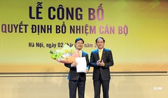 Chủ tịch HĐTV Phạm Anh Tuấn trao Quyết định bổ nhiệm Tổng giám đốc cho ông Chu Quang Hào. Ảnh: VNPost.