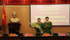 Thiếu tướng Nguyễn Duy Ngọc, Phó Tổng cục trưởng Tổng cục Cảnh sát trao quyết định bổ nhiệm và chúc mừng Thiếu tướng Đinh Văn Toản, Thủ trưởng Cơ quan CSĐT - CATP Hà Nội. Ảnh: CATP Hà Nội.
