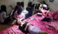 Hiện nay, có khá nhiều những cơ sở thẩm mỹ nhỏ lẻ “mọc” lên với lời giới thiệu chào mời khá hấp dẫn, tuy nhiên, chất lượng như thế nào thì không phải ai biết. Ảnh: Hoàng Minh.