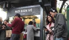 Khách du lịch trong nước và quốc tế hào hứng với hệ thống biển chỉ dẫn mới, thuyết minh tự động tại Văn Miếu - Quốc Tử Giám. Ảnh: VGP