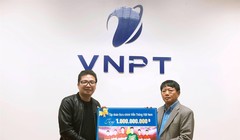 Phó Tổng Giám đốc VNPT Lương Mạnh Hoàng công bố số tiền tặng thưởng 1 tỷ đồng dành cho đội tuyển U23 Việt Nam trước sự chứng kiến của đại diện báo Dân trí.
