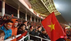 SVĐ Mỹ Đình kín chỗ từ rất sớm với một màu đỏ rực của lá Quốc kỳ.