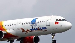 Chuyên cơ Tôi yêu Tổ quốc tôi đưa các đoàn đội tuyển U23 Việt Nam từ Thường Châu về Hà Nội. Ảnh: TTXVN.