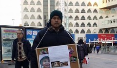 Bố bé Nhật Linh vẫn hàng ngày đến các điểm công cộng của Nhật Bản kêu gọi chữ ký để pháp luật được thực thi. Ảnh: Facebook của mẹ Nhật Linh.