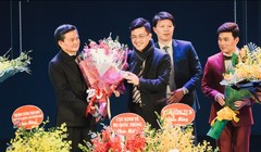 Đại tá Nguyễn Đăng Giáp (trái) được trao hoa và tôn vinh trong đêm nhạc.