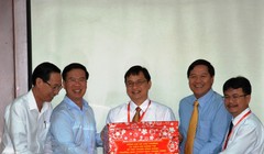 Ông Võ Văn Thưởng (thứ hai, trái sang) trao quà Tết cho đại diện cán bộ, chuyên gia, kỹ sư, nhân viên và người lao động QTSC. Ảnh: Ban Tuyên giáo TƯ.