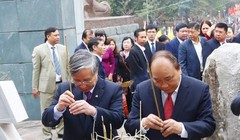 Thủ tướng Nguyễn Xuân Phúc và ông Trần Quốc Vượng -- Chủ nhiệm Ủy ban Kiểm tra Trung ương, dâng hương tưởng niệm Hoàng đế Quang Trung. Ảnh: VGP