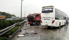 Sau cú đâm trực diện giữa xe cứu hỏa và xe khách trên cao tốc Pháp Vân - Cầu Giẽ đã khiến 9 người bị thương. 